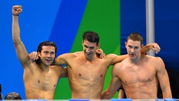 Die US-amerikanischen Schwimmer Cody Miller, Michael Phelps und Ryan Murphy (v.l.n.r.) © dpa - Bildfunk Foto: Esteban Biba