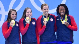 Die US-amerikanischen Schwimmerinnen Kathleen Baker, Lilly King, Dana Vollmer und Simone Manuel (v.l.n.r.) © dpa - Bildfunk Foto: Lukas Schulze