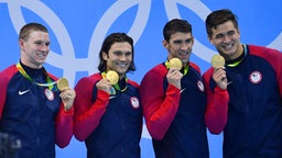 Die US-amerikanischen Schwimmer Ryan Murphy, Cody Miller, Michael Phelps und Nathan Adrian (v.l.n.r.) © dpa - Bildfunk Foto: Lukas Schulz