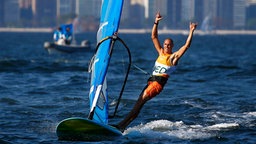 Der niederländische Segler Dorian Van Rysselberghe feiert seinen Olympiasieg © dpa - Bildfunk Foto: Nic Bothma