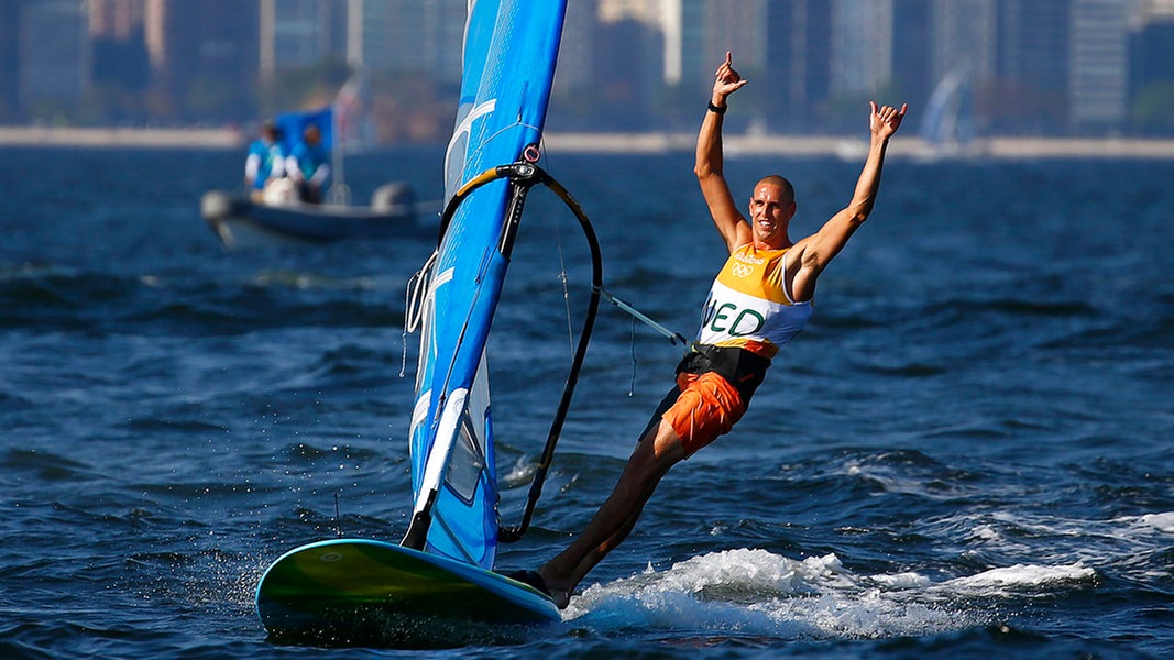 Der niederländische Segler Dorian Van Rysselberghe feiert seinen Olympiasieg © dpa - Bildfunk Foto: Nic Bothma