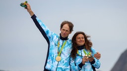 Das argentinische Segler-Duo Santiago Lange und Cecilia Carranza Saroli mit ihren olympischen Goldmedaillen © imago/GEPA pictures