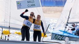 Die britischen Seglerinnen Hannah Mills und Saskia Clark freuen sich über die Goldmedaille. © dpa Foto: Oliver Hoslet