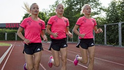 Die estischen Läuferinnen Lily, Liina und Leila Luik  © picture alliance / AP Photo