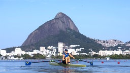 Die schwedische RuderinAnna Malvia Svennung in Aktion vor der Küste Rio de Janeiros. © Imago/ Bildbyran