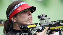Die deutsche Schützin Barbara Engleder beim Finale im Luftgewehr-Schießen. © DPA Bildfunk Foto: Friso Gentsch