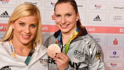 Turnerin Elisabeth Seitz und Bronze-Medaillen Gewinnerin Sophie Scheder © picture alliance / dpa