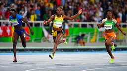 Die jamaikanische Sprinterin Elaine Thompson (M.) © dpa - Bildfunk Foto: Franck Robichon