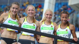 Die deutschen Sprinterinnen Rebekka Haase, Gina Lückenkemper, Lisa Mayer und Tatjana Pinto (v.l.n.r.) der 4x100m-Staffel © dpa - Bildfunk Foto: Michael Kappeler