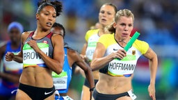 Die deutsche Sprinterin Lara Hoffmann (r.) mit der Staffel über 4x400 Meter © dpa - Bildfunk Foto: Michael Kappeler