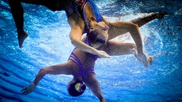Die französischen Synchronschwimmerinnen Margaux Chretien und Laura Auge © picture alliance / dpa Foto: Alexey Kudenko