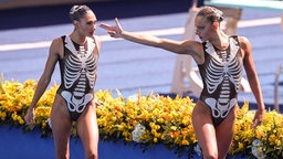 Die griechischen Synchronschwimmerinnen Evangelia Papazoglou (l.) und Evangelia Platanioti © imago/Fotoarena