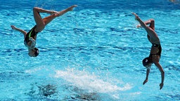 Japans Team im Synchronschwimmen bei der Kür. © imago/ZUMA Press