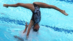Die griechischen Synchronschwimmerinnen Evangelia Papazoglou und Evangelia Platanioti © imago/ITAR-TASS