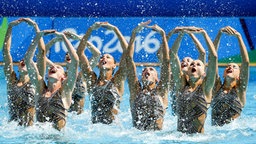 Russlands Team im Synchronschwimmen © picture alliance / dpa Foto: Patrick B. Kraemer