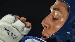 Der amerikanische Taekwondo-Kämpfer Steven Lopez weicht einem Fuß aus. © picture alliance / dpa Foto: Alexey Filippov