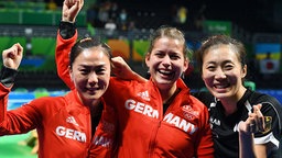 Die deutschen Tischtennisspielerinnen jubeln. © dpa - Bildfunk Foto: Felix Kästle