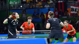 Die deutschen Tischtennisspielerinnen Xiaona Shan (l.) und Petrissa Solja im Finale gegen China © dpa - Bildfunk Foto: Lukas Schulze