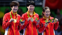 Das chinesische Tischtennis-Team der Frauen zeigt seine Goldmedaillen © picture alliance / dpa Foto: Lukas Schulze