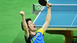 Die japanische Tischtennisspieler Jun Mizutani jubelt. © imago / Kyodo News 