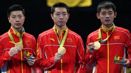 Die chinesische Tischtennismannschaft bei der Siegerehrung © dpa - Bildfunk Foto: How Hwee Young