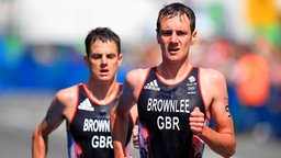 Die britischen Triathleten Alistair Brownlee (r.) und sein Brüder Jonny Brownlee © picture alliance / empics Foto: Mike Egerton