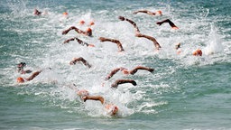 Teilnehmer beim Triathlon in Rio © dpa Foto: How Hwee Young