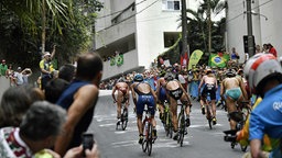 Triathletinnen beim Radfahren in Rio © AP Images