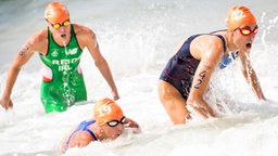 Triathletinnen nach dem Schwimmen in Rio © picture alliance/ZUMA Press Foto: Liu Bin