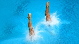 Die britischen Wasserspringer Daniel Goodfellow und Thomas Daley springen ins Wasser. © picture alliance / dpa Foto: Bernd Thissen