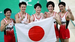 Die Japanischen Turner holen Gold im Mannschaftswettbewerb. © picture alliance / dpa 