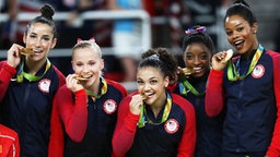 Das US-amerikanische Turn-Team gewinnt die Goldmedaille. © dpa Foto: How Hwee Young