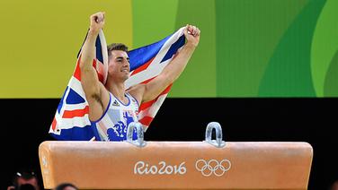 Der britische Turner Max Whitlock freut sich. © dpa Foto: Lukas Schulze