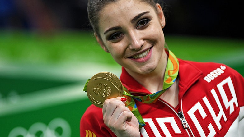 Die russische Turnerin Aliya Mustafina freut sich. © dpa Foto: Lukas Schulze
