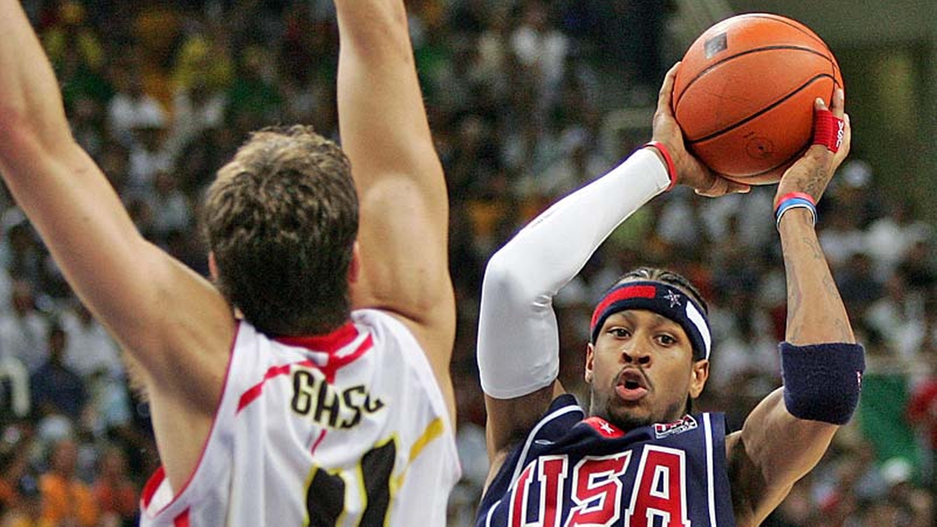 Der US-Amerikaner Allen Iverson (r.) im Zweikampf gegen Pau Gasol (Spanien). © picture alliance 
