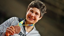 Deutschlands Judoka Laura Vargas Koch mit einer Bronze Medaille. © picture alliance / dpa Foto: Lukas Schulze