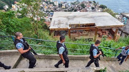 Polizisten in der Favela Vidigal in Rio © picture alliance / AA