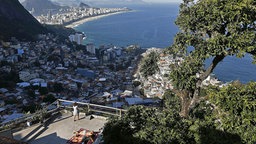 Blick aus der Favela Vidigal auf den Strand von Ipanema © picture alliance / dpa