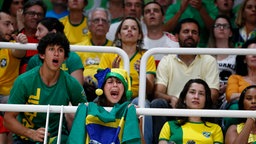 Fans der brasilianischen Volleyballnationalmannschaft jubeln im Spiel gegen Argentinien © picture alliance / dpa Foto: Michael Reynolds