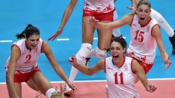 Die serbischen Volleyballerinnen jubeln über ihren Sieg gegen die USA. © imago/Xinhua