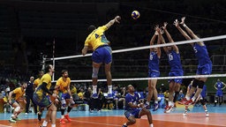 Der brasilianische Volleyballer Wallace de Souza (l.) beim Angriff. © imago/Fotoarena 