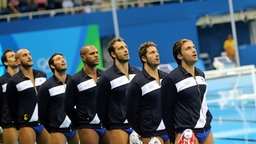 Die italienischen Wasserpolo-Herren singen die Nationalhymne. © dpa - Bildfunk