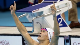 Der chinesische Schwimmer Sun Yang jubelt. © dpa - Bildfunk Foto: Esteban Biba