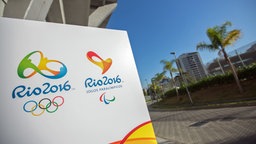 Die Logos der Olympischen Spiele und der Paralympics 2016 in Rio de Janeiro. © picture alliance / dpa Foto: Michael Kappeler