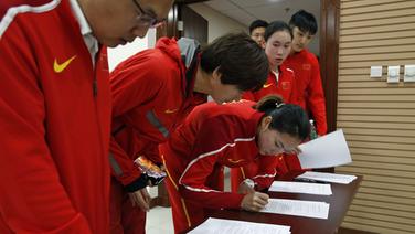 Leichtathleten aus China unterzeichnen in Peking eine ab 2020 gültige Anti-Doping-Vereinbarung. © picture alliance / Photoshot 
