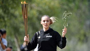 Anna Korakaki, die erste Trägerin der Olympischen Fackel auf dem Weg nach Tokio. © imago images / AFLO 