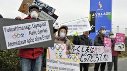 Olympia-Gegner protestieren vor dem Fußball-Trainingszentrum J-Village in Fukushima. © picture alliance/Kyodo 