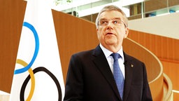 Thomas Bach, Präsident des Internationalen Olympischen Komitees (IOC), steht in der IOC-Zentrale in Lausanne. © picture alliance/dpa 