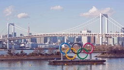 Blick auf den Odaiba Marine Park in Tokio mit den fünf Olympischen Ringen. © imago images / ZUMA Press 