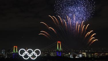 Feuerwerk über dem Odaiba Marine Park in Tokio mit den fünf Olympischen Ringen. © imago images / AFLOSPORT 